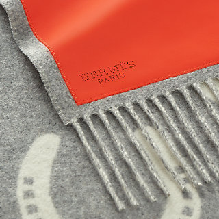 HERMES 鍵モチーフ リバーシブルマフラー レッド×グレー マフラー 《カザック・クラブ》 | Hermès - エルメス-公式サイト
